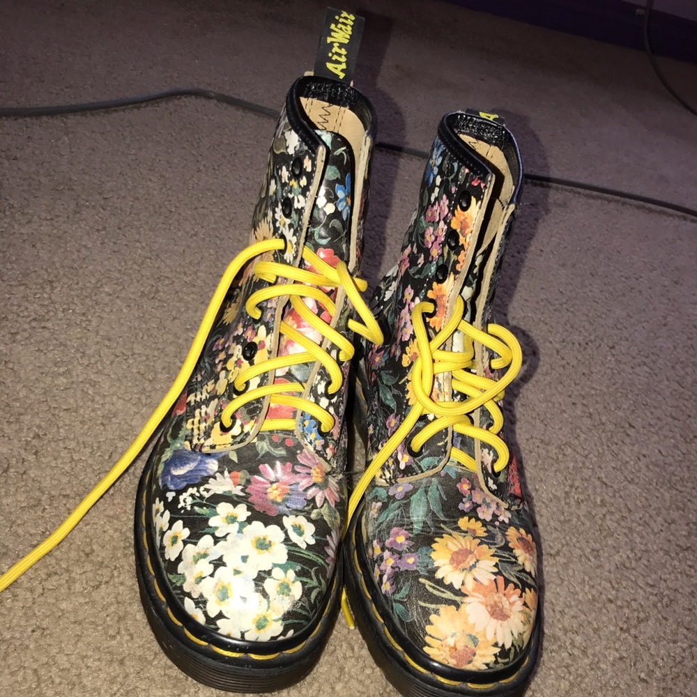 VINTAGE floral Doc martens.