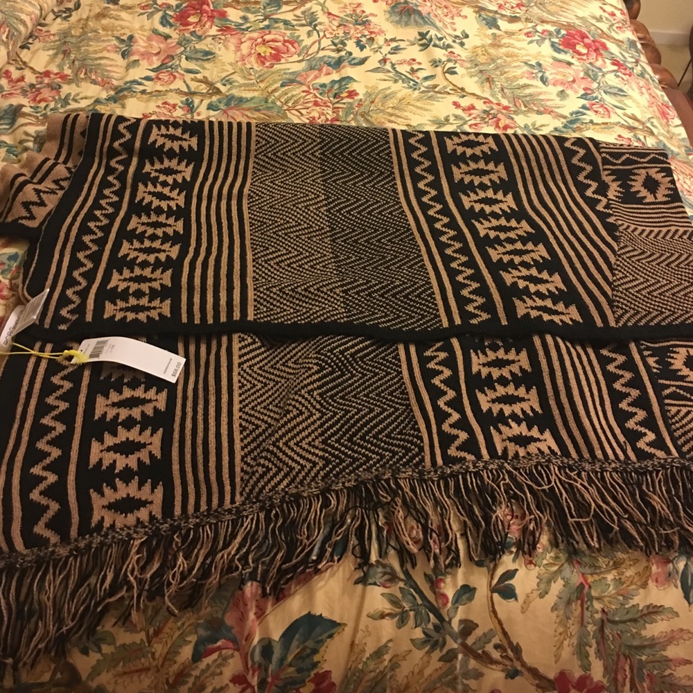 New Bcbg generation throw or wrap