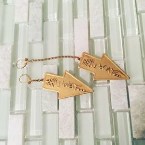 Betsey Johnson Arrow earrings THIS WAY 💁🏼Gold