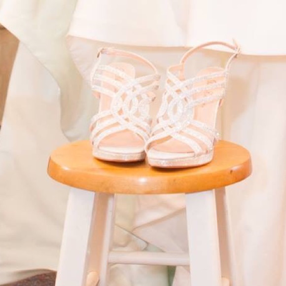 Stunning Silver High Heels Size 8 - Picture 2 of 4