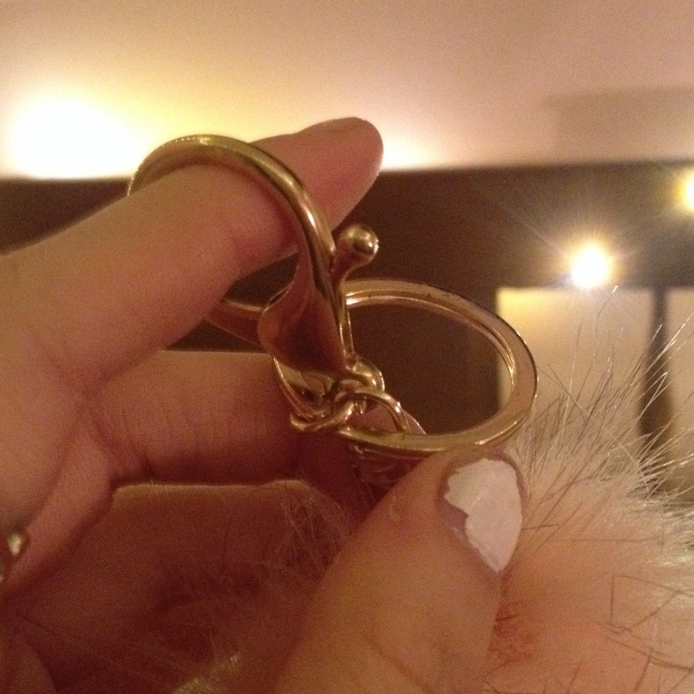 Fluff ball Keychain - Picture 2 of 2