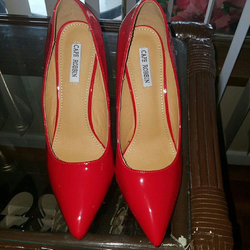 Gorgeous red shoe with red bottom - Picture 1 of 4