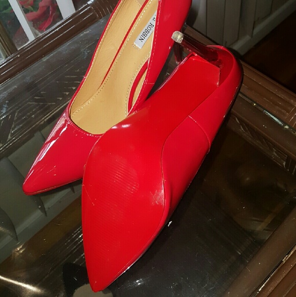 Gorgeous red shoe with red bottom - Picture 2 of 4
