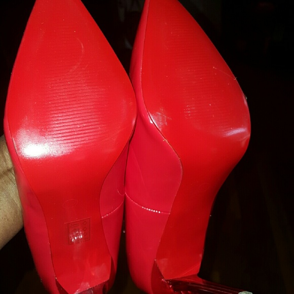 Gorgeous red shoe with red bottom - Picture 4 of 4