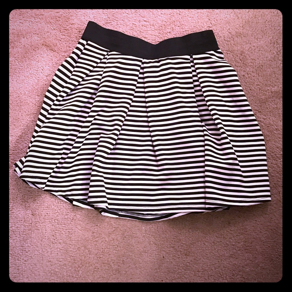 Romeo &a Juliet black and white mini skirt