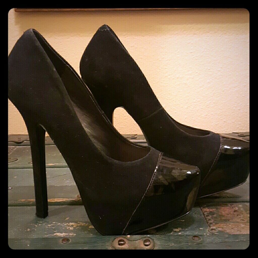 Steve Madden Black Platform Pumps