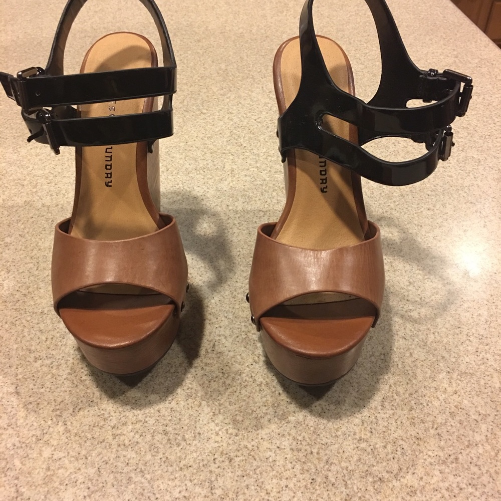 Super cute Chinese laundry wedge wood Heels