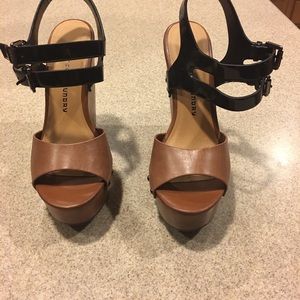 Super cute Chinese laundry wedge wood Heels