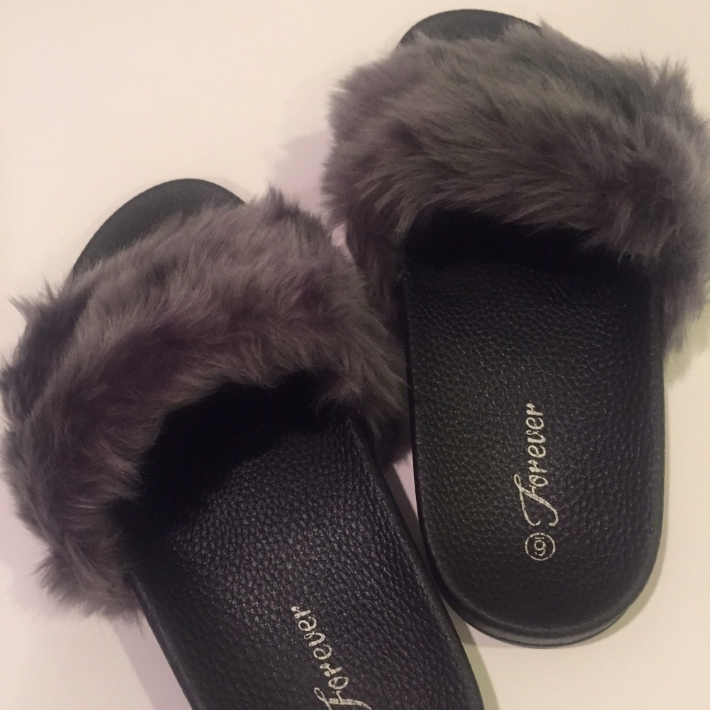 NWT. Dark grey fuzzy slippers - Picture 4 of 5