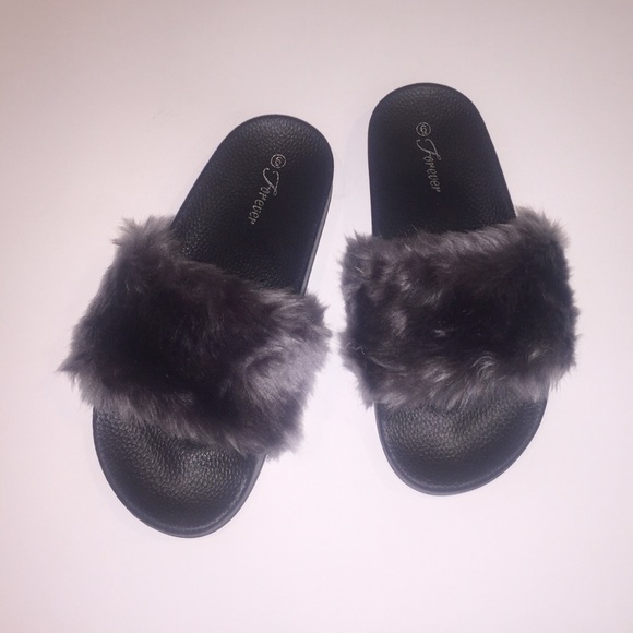 NWT. Dark grey fuzzy slippers - Picture 2 of 5