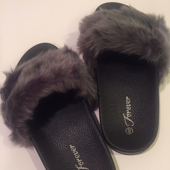 NWT. Dark grey fuzzy slippers - Picture 4 of 5