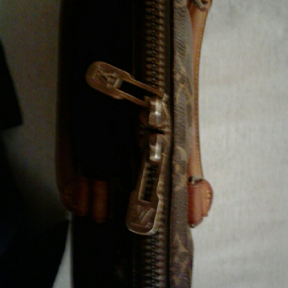 Louis Vuitton lap top bag - Picture 3 of 3