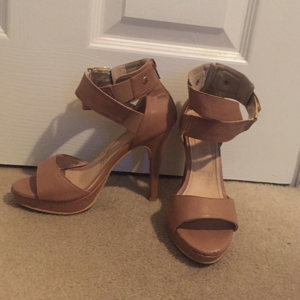 Nude heels 👠