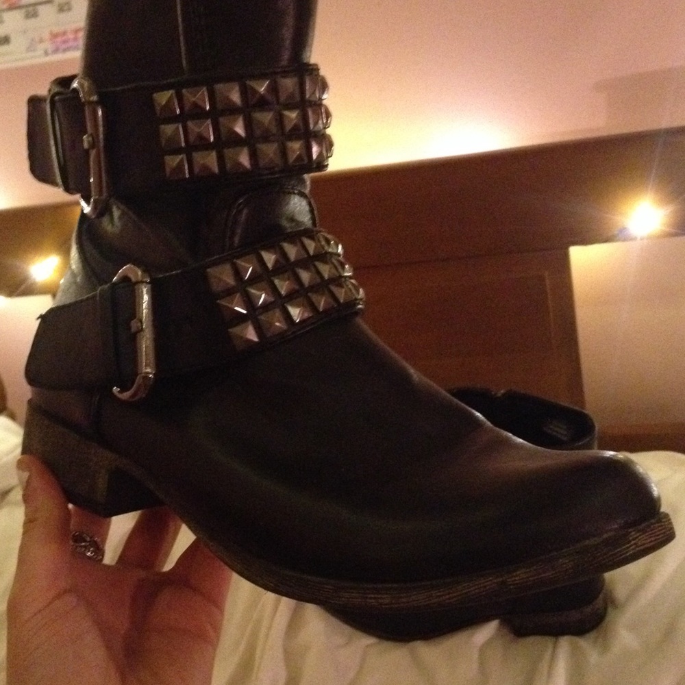 Boots - Picture 3 of 3
