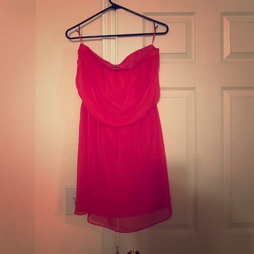Strapless coral express dress