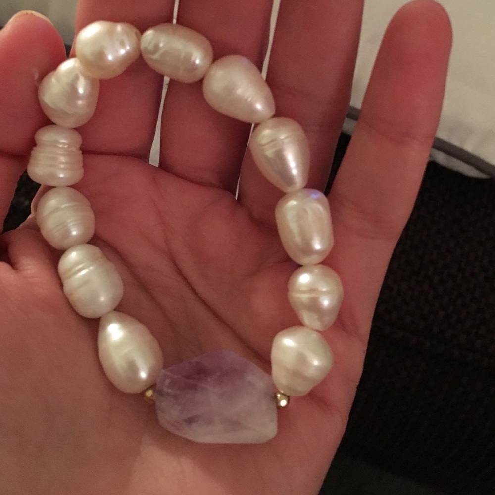 Bracelet with pearls and purple stone
