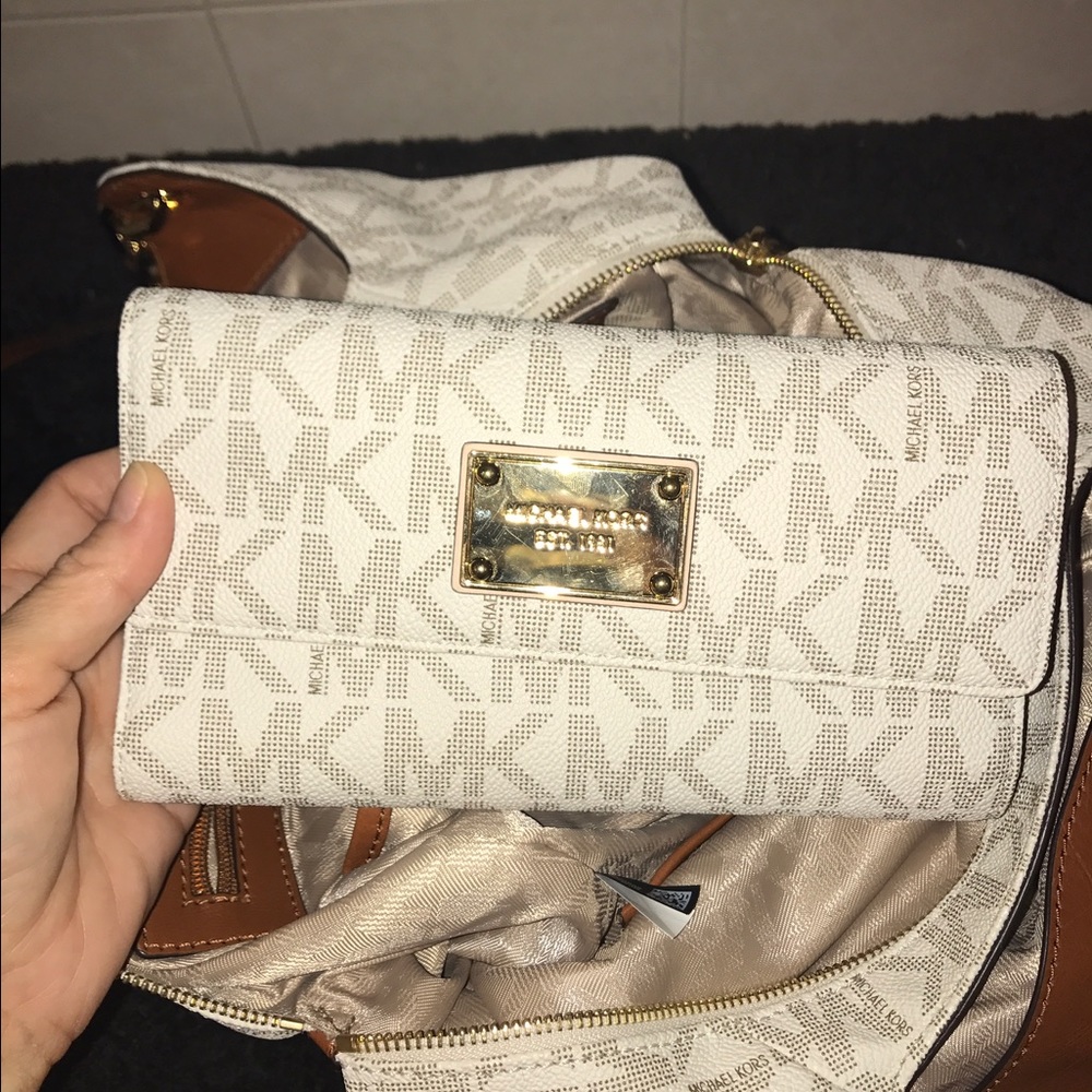 Micheal Kors Jet Set Checkbook Wallet