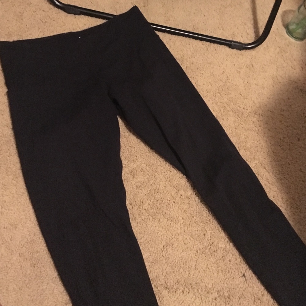 black leggings (yoga pants)