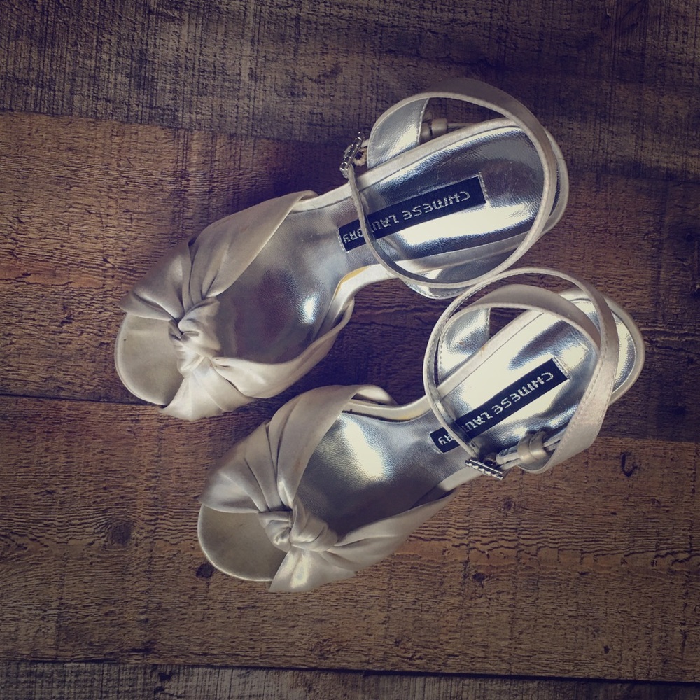 Chinese laundry Baldwin shiny ivory heals.
