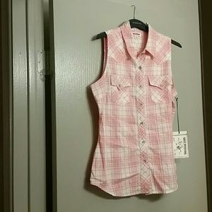 Sleeveless pink shirt