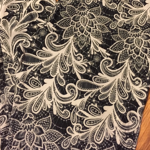 LuLaRoe TC BLACK/WHITE/GRAY PAISLEY leggings - Picture 2 of 2