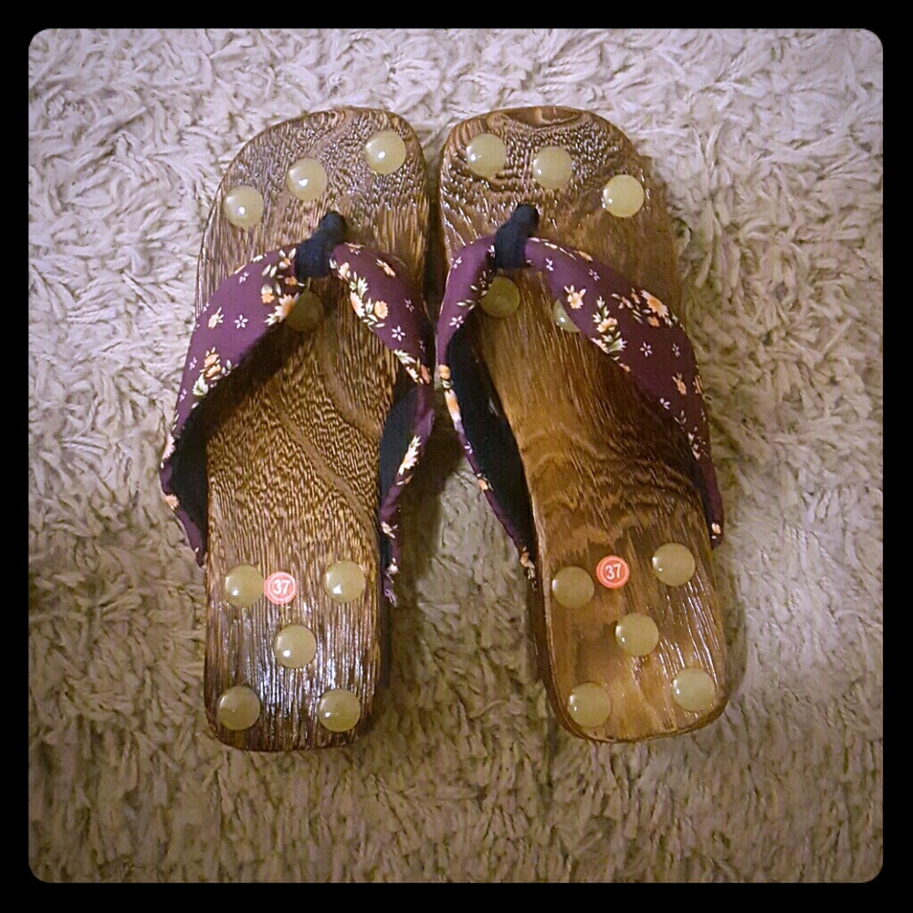 Chinese wooden flipflops size 6