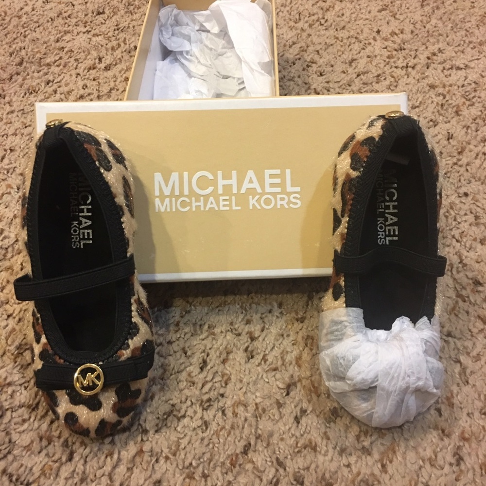 New still in box Michael Kors size 8 flats
