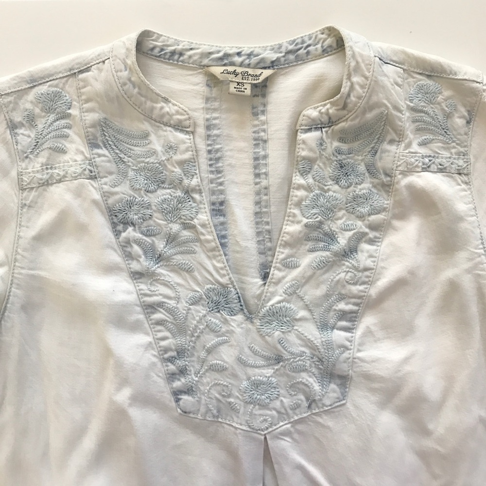 Lucky Brand embroidered denim top 🍀