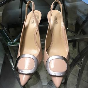 MK Beige patent heels