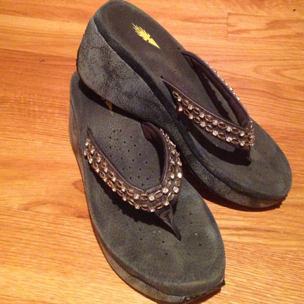 Volatile wedge flip flops