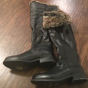 Black riding boots with faux fur
