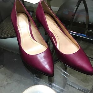 COLE HAHN 2" leather pumps