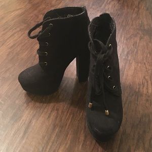 Lace up black platform boot.