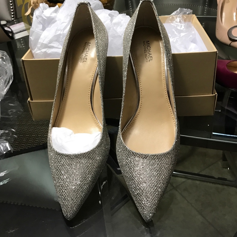 MK SILVER GLITTER PUMPS.