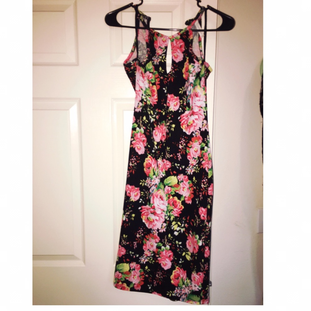Flowery little above knee dress key hole. Medium