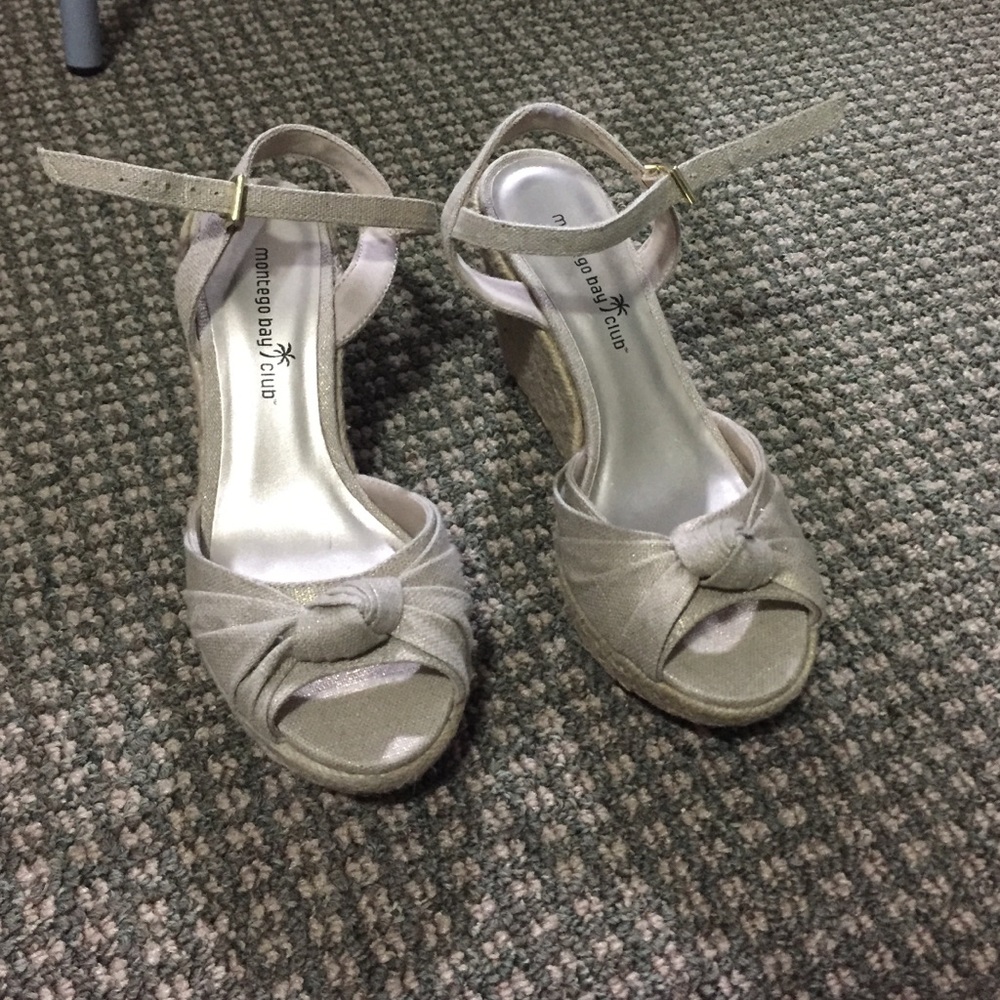 Size 6 Taupe wedges!