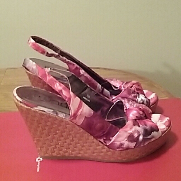 Shoes - Beautiful Wedge Heel Sandals