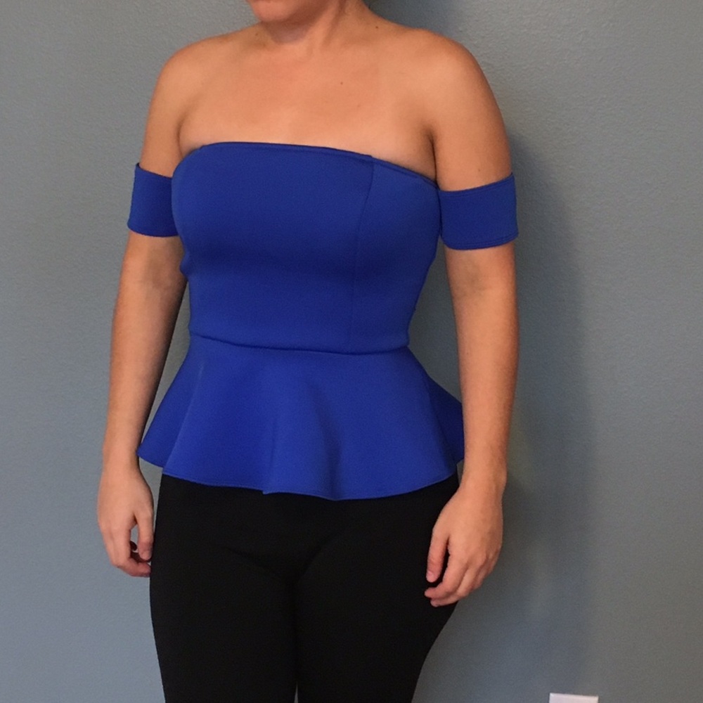 NWT Guess off-the-shoulder top