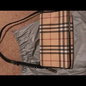 Burberry cute purse 👛 🌸🌺