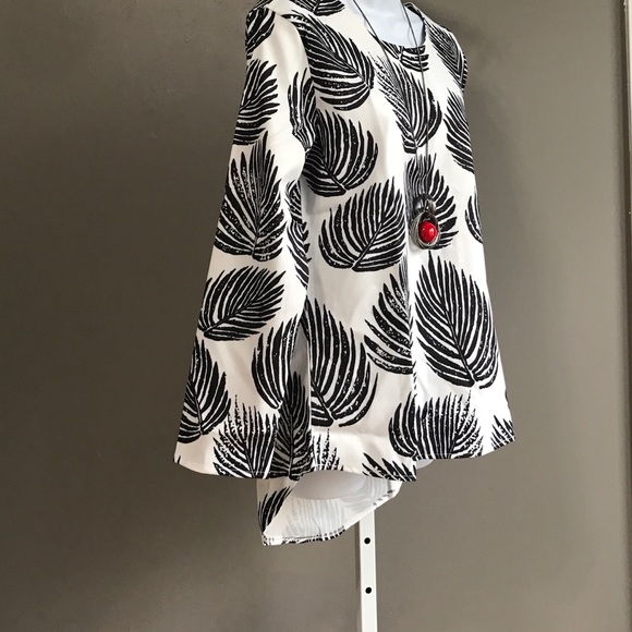 Last1 🆕BLACK & WHITE LEAVES TOP - Picture 2 of 3