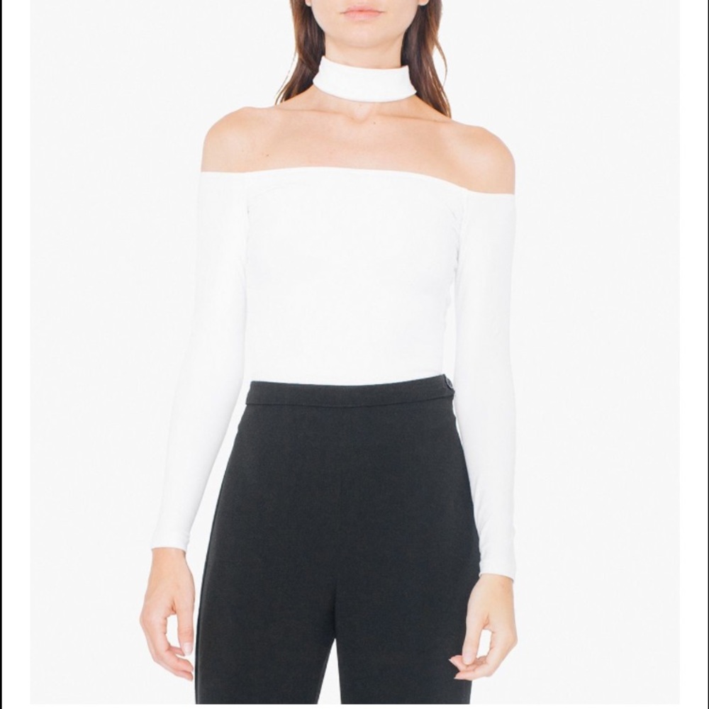 White choker too attached, croptop.