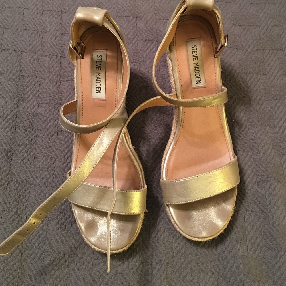Steve Madden gold wedge
