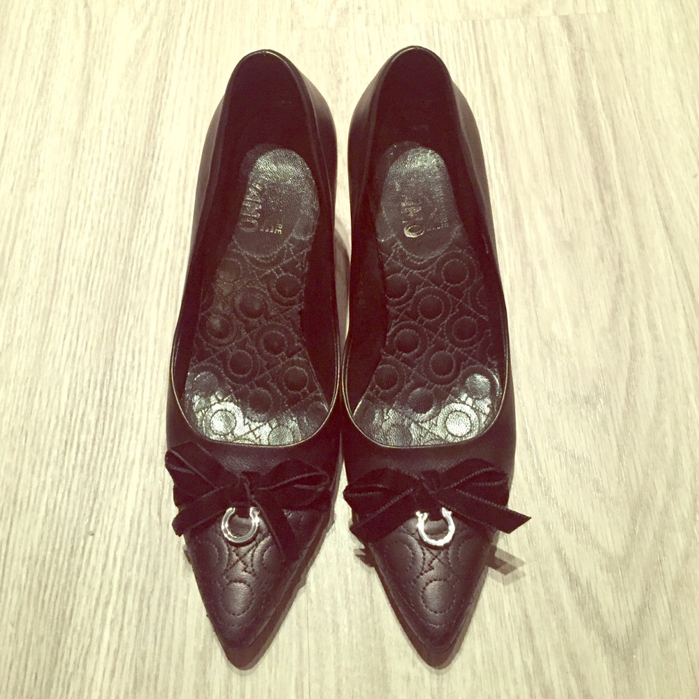 FERRAGAMO - Leather pumps with velvet bow