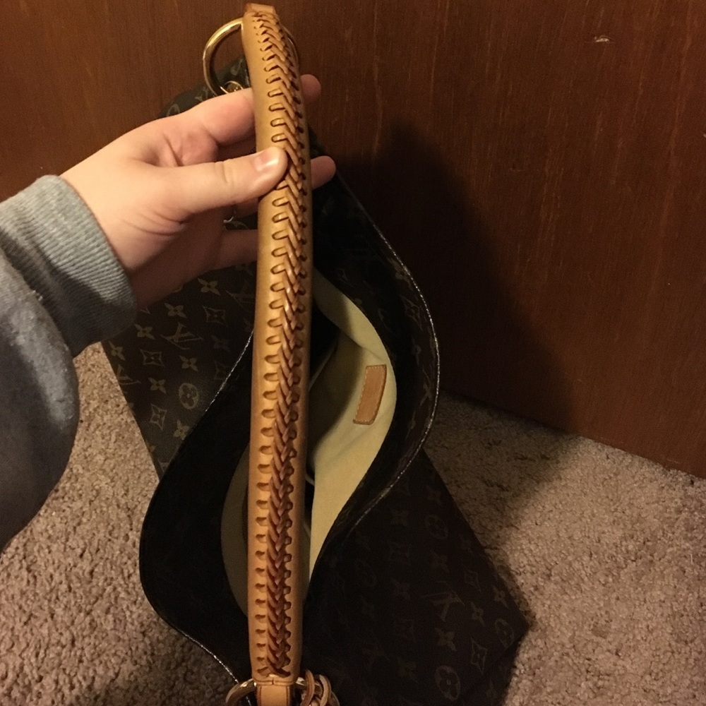 SOLD!! Louis Vuitton Artsy MM! - Picture 3 of 4