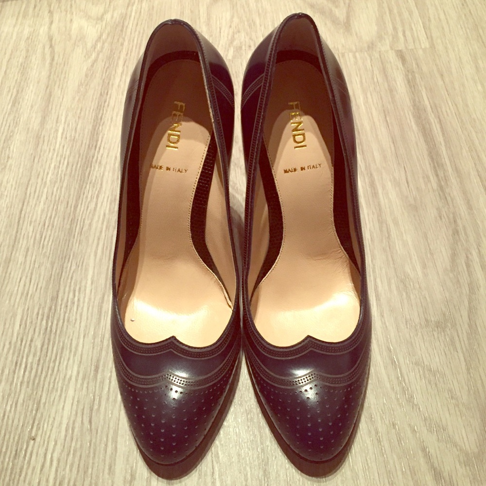 (NEW) FENDI - Navy leather pumps