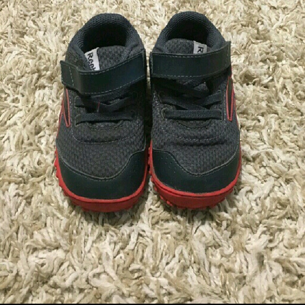 Boys Size 8 Reebok shoe