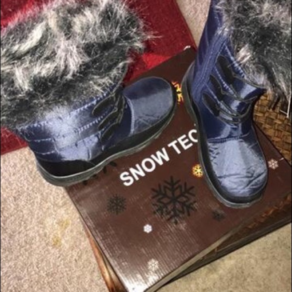 Size 6 SnowTec boots.New in original packaging.