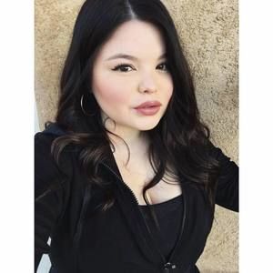 Meet your Posher, Larissa