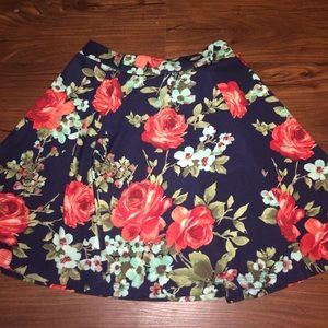 Floral pattern skirt Size: Small