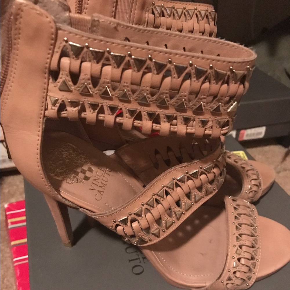 Beautiful nude vince camuto shoes 👠